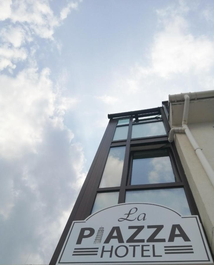 La Piazza Hotel Shumen Exteriör bild